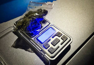 Woreczek strunowy z suszem roślinnym leży na wadze.