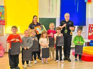 Dwie policjantki z 7 wyróżnionych dzieci.