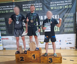 3 MĘŻCZYZN NA PODIUM