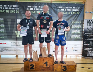 3 MĘŻCZYZN NA PODIUM
