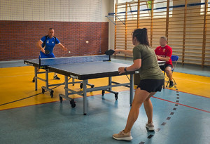 Mężczyzna i kobieta grają w tenisa stołowego.