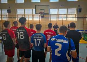 Zawodnicy i policjant