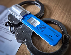 Narkotester położony na kajdankach