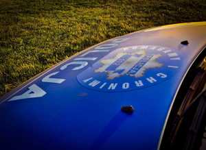 Maska radiowozu, napis policja i pomagamy i chronimy