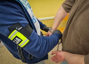 policjant z zatrzymanym