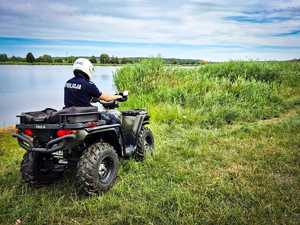 Policjanci kontrolują rejon akwenów