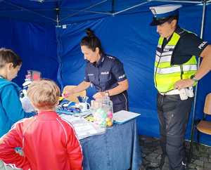 Policjanci na niebieskim pikniku
