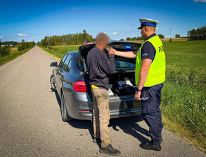 Policjanci kontrolują jednoślady.