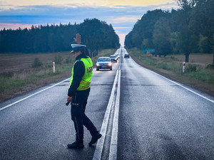 Policjanci badają trzeźwość kierowców