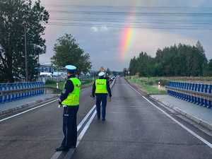 Policjanci badają trzeźwość kierowców