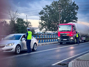 Policjanci badają trzeźwość kierowców