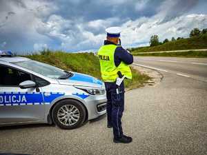 Policjant mierzy prędkość pojazdów