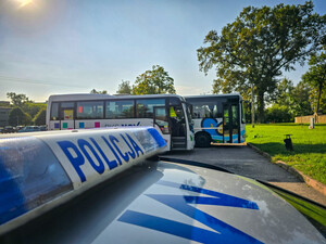 Policjanci kontrolują autobusy