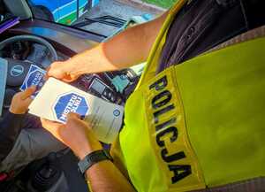 Policjanci kontrolują autobusy