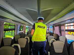 Policjanci kontrolują autobusy