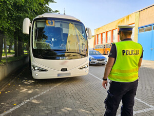 Policjanci kontrolują autobusy