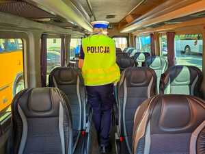 Policjanci kontrolują autobusy