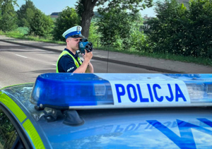 Policjant mierzy prędkość pojazdów