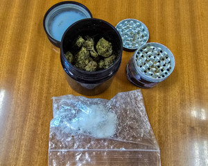 Pojemniki z suszem roślinnym i torebka foliowa z białym proszkiem