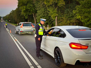Policjanci badają trzeźwość kierowców