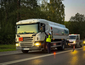 Policjanci badają trzeźwość kierowców