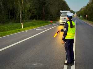 Policjanci badają trzeźwość kierowców