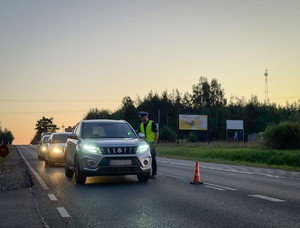 Policjanci badają trzeźwość kierowców