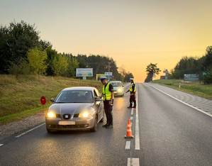 Policjanci badają trzeźwość kierowców