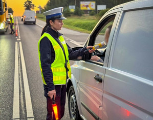 Policjanci badają trzeźwość kierowców