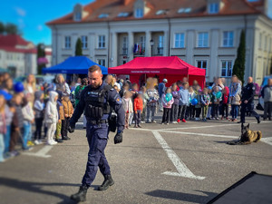 Policjanci podczas festynu Bezpieczny powrót do szkoły