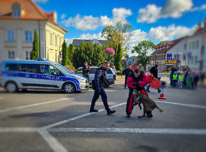 Policjanci podczas festynu Bezpieczny powrót do szkoły