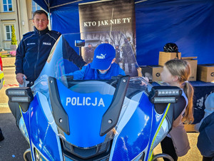 Policjanci podczas festynu Bezpieczny powrót do szkoły