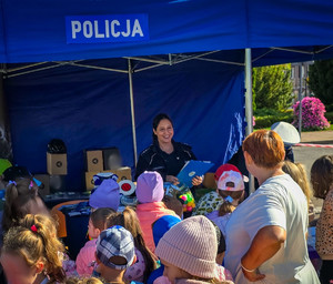 Policjanci podczas festynu Bezpieczny powrót do szkoły