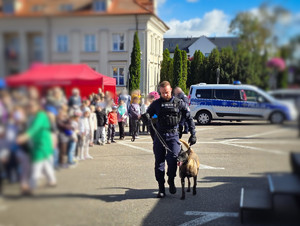 Policjanci podczas festynu Bezpieczny powrót do szkoły