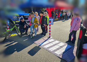 Policjanci podczas festynu Bezpieczny powrót do szkoły