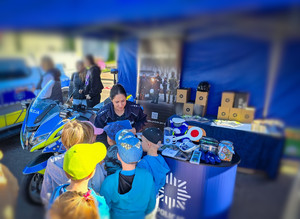 Policjanci podczas festynu Bezpieczny powrót do szkoły