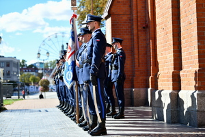 Policjanci ze sztandarami