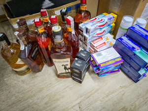 Butelki z alkoholem, pasty do zębów i tabletki.