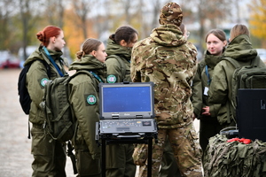 Uczniowie z policjantami