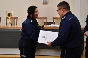 Policjantka odbiera nagrodę od policjanta