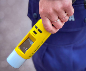 Urządzenie do badania trzeźwości w ręku policjantki