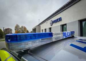 Świtała błyskowe radiowozu i napis policja