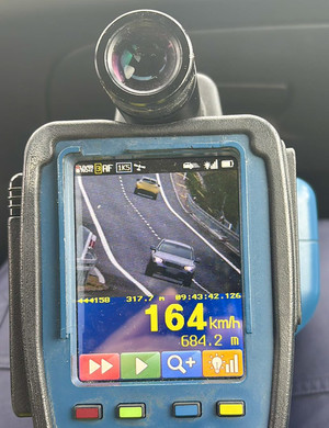 Zdjęcie urządzenia do mierzenia prędkości, na nim prędkość 164 kilometrów na godzinę.