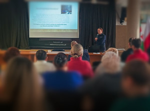 Policjanci prowadza debatę społeczną.