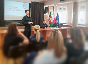 Policjanci prowadza debatę społeczną.