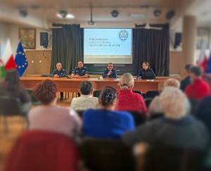 Policjanci prowadza debatę społeczną.