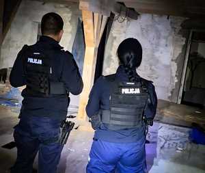 Policjanci sprawdzają pustostan