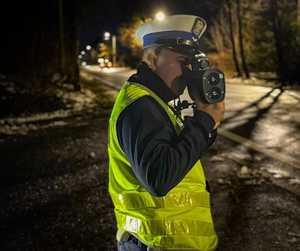 Policjant mierzy prędkość pojazdów.