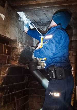 Policjant uszczelnia pianką strop