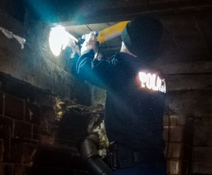 Policjant uszczelnia pianką strop